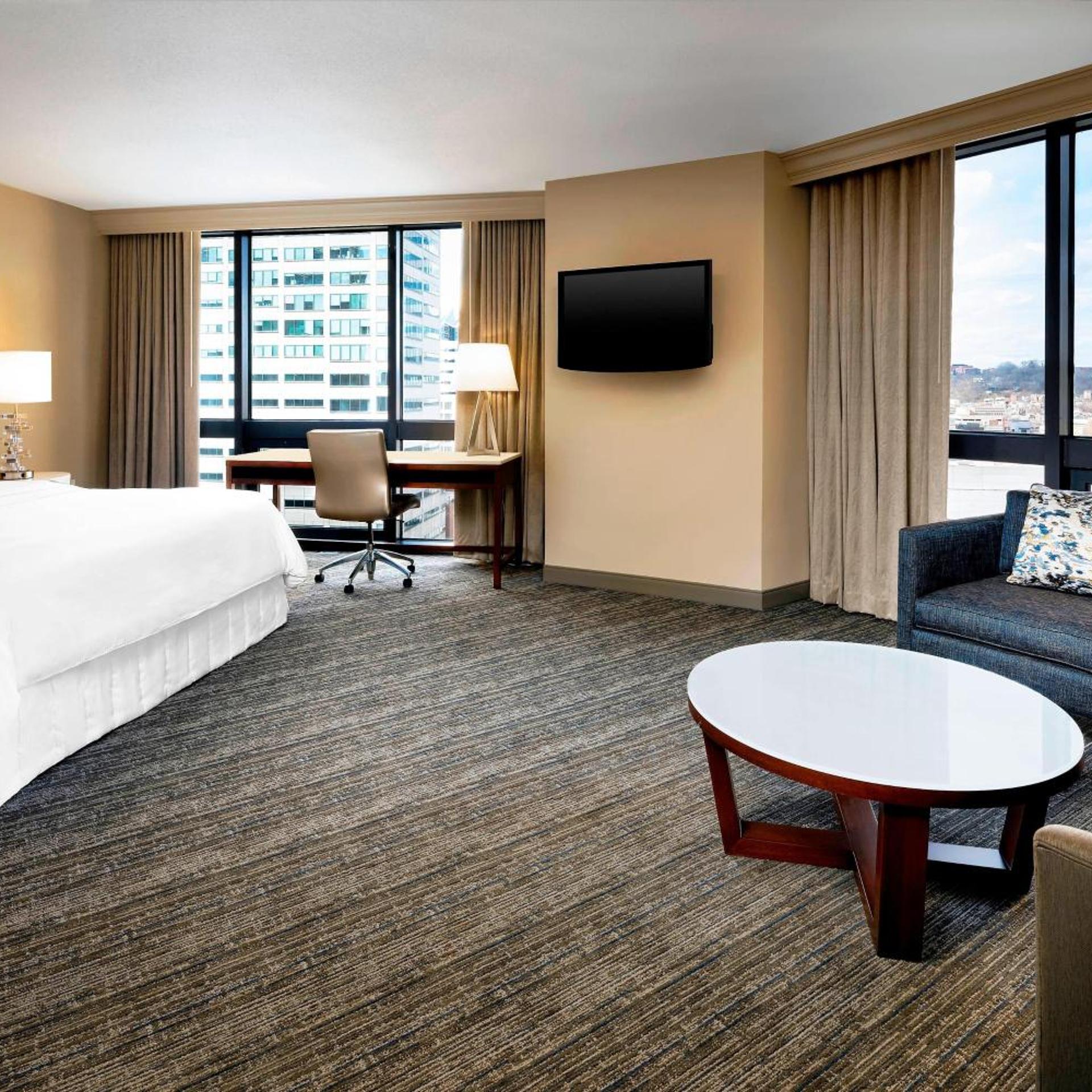 Studio, King Bed, Fountain Square View