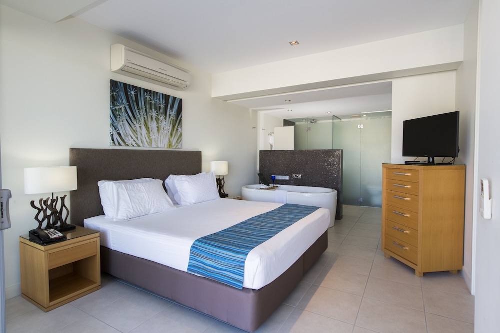 3 Bedrooms, Plunge, 2 Queen and Twin Beds