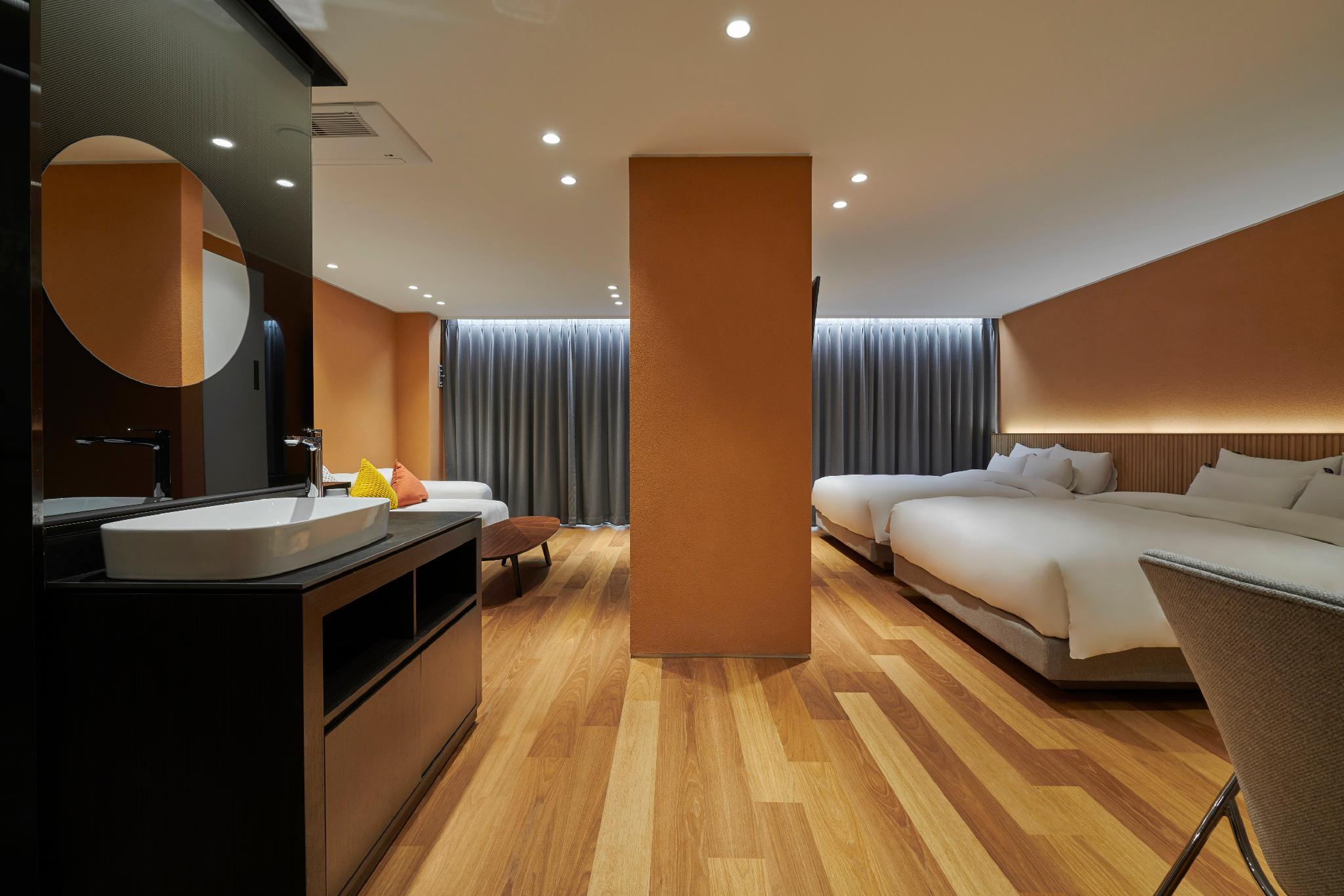 Style, Suite, Single, 2 Queen Beds, Living Area, Bathtub