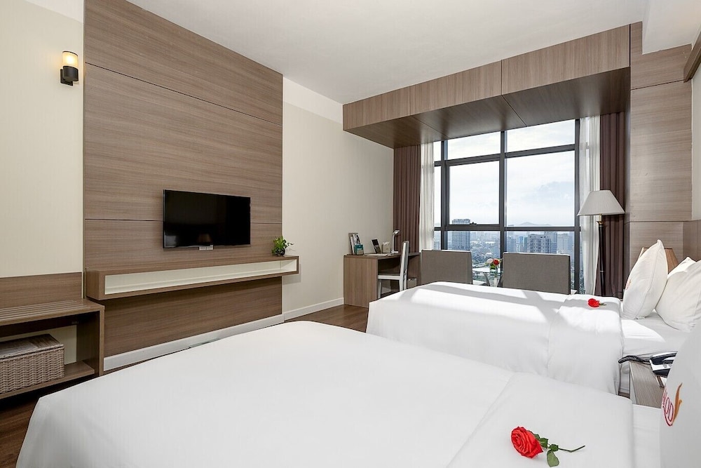 PREMIER, TWIN BEDS, CITY VIEW