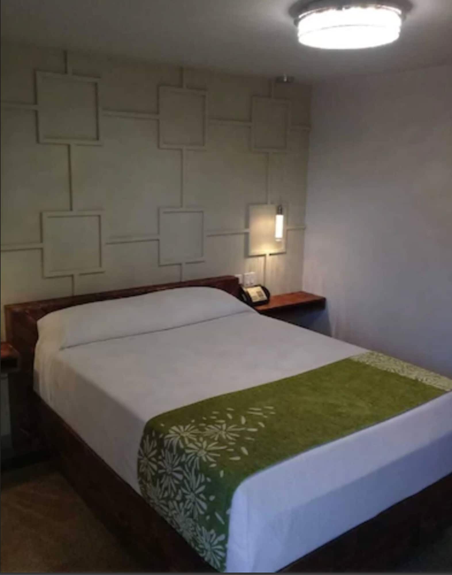 Cosmo, Queen Bed