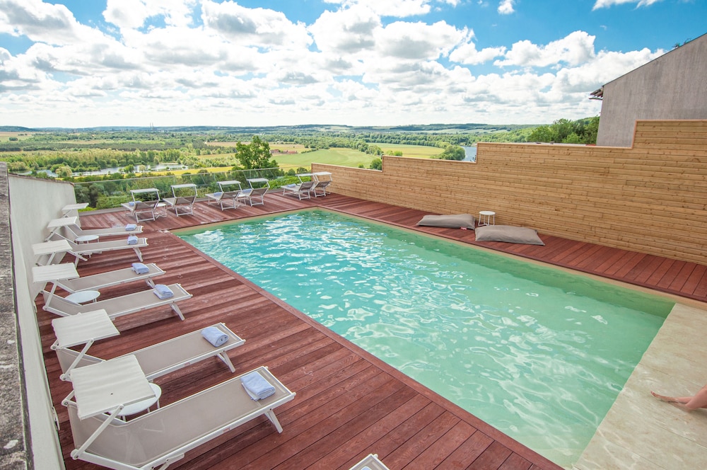 Domaine De La Corniche 70/73