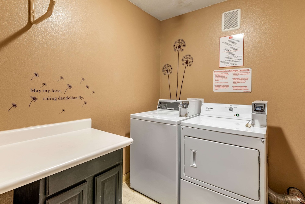 Econo Lodge Pueblo North 24/40