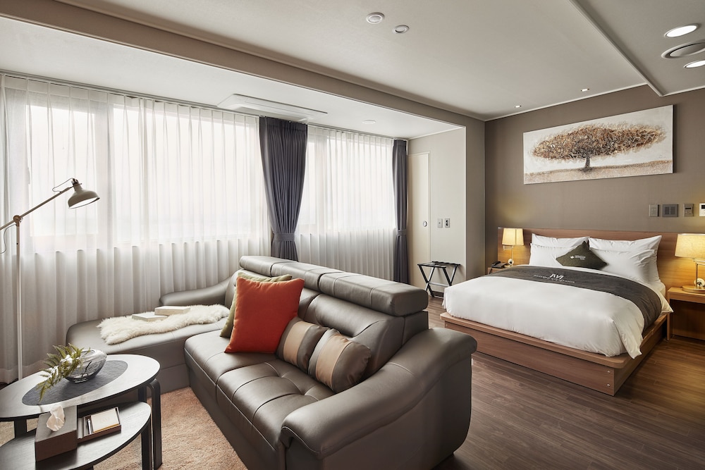 Western Bay Marina Hotel 10/46