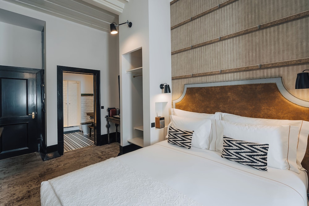 Deluxe, King Bed, Square View
