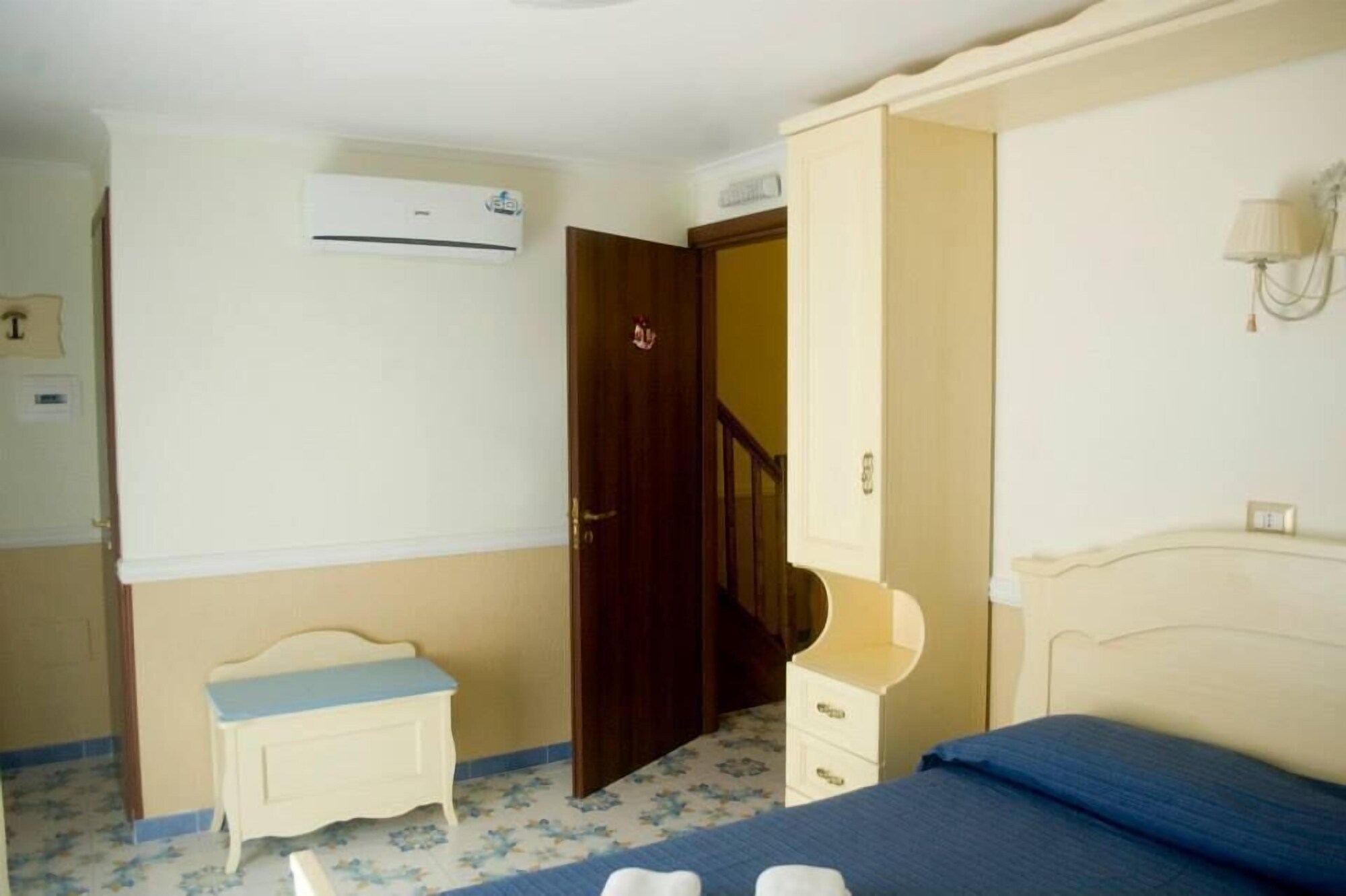 غرفة ثلاثية بسرير كوين وسرير فردي بإطلالة على المدينة، Bed And Breakfast Medea 4/4