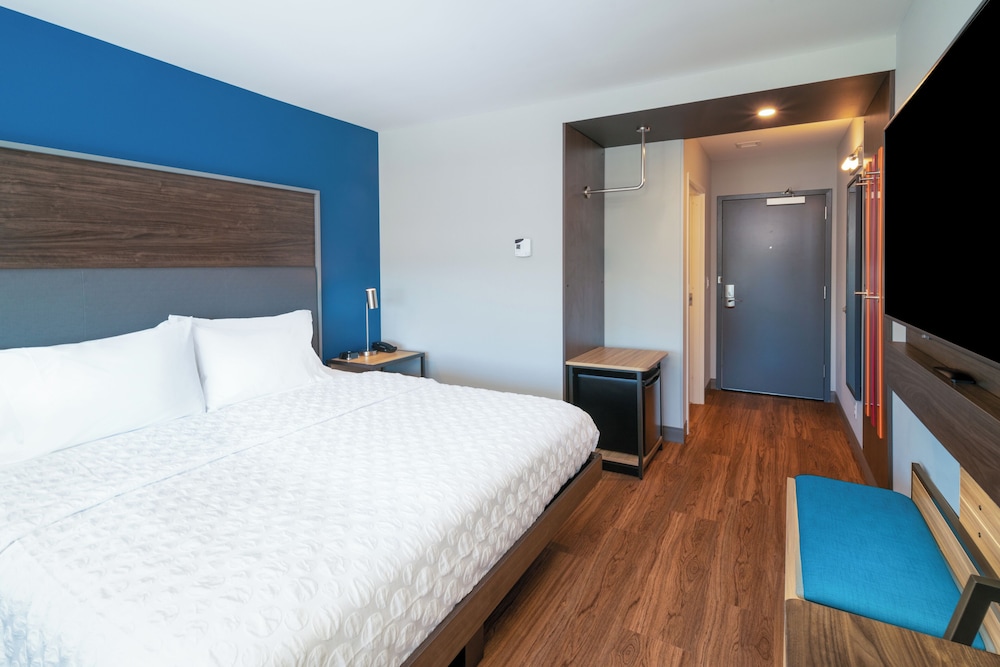 ROOM, KING BED