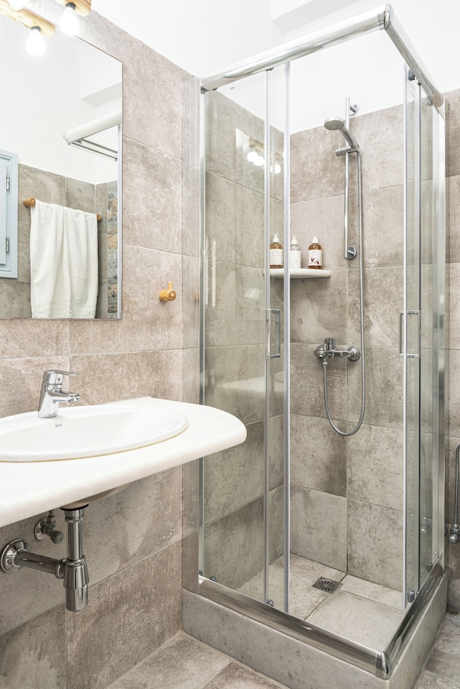 Iris Boutique Hotel 68/74