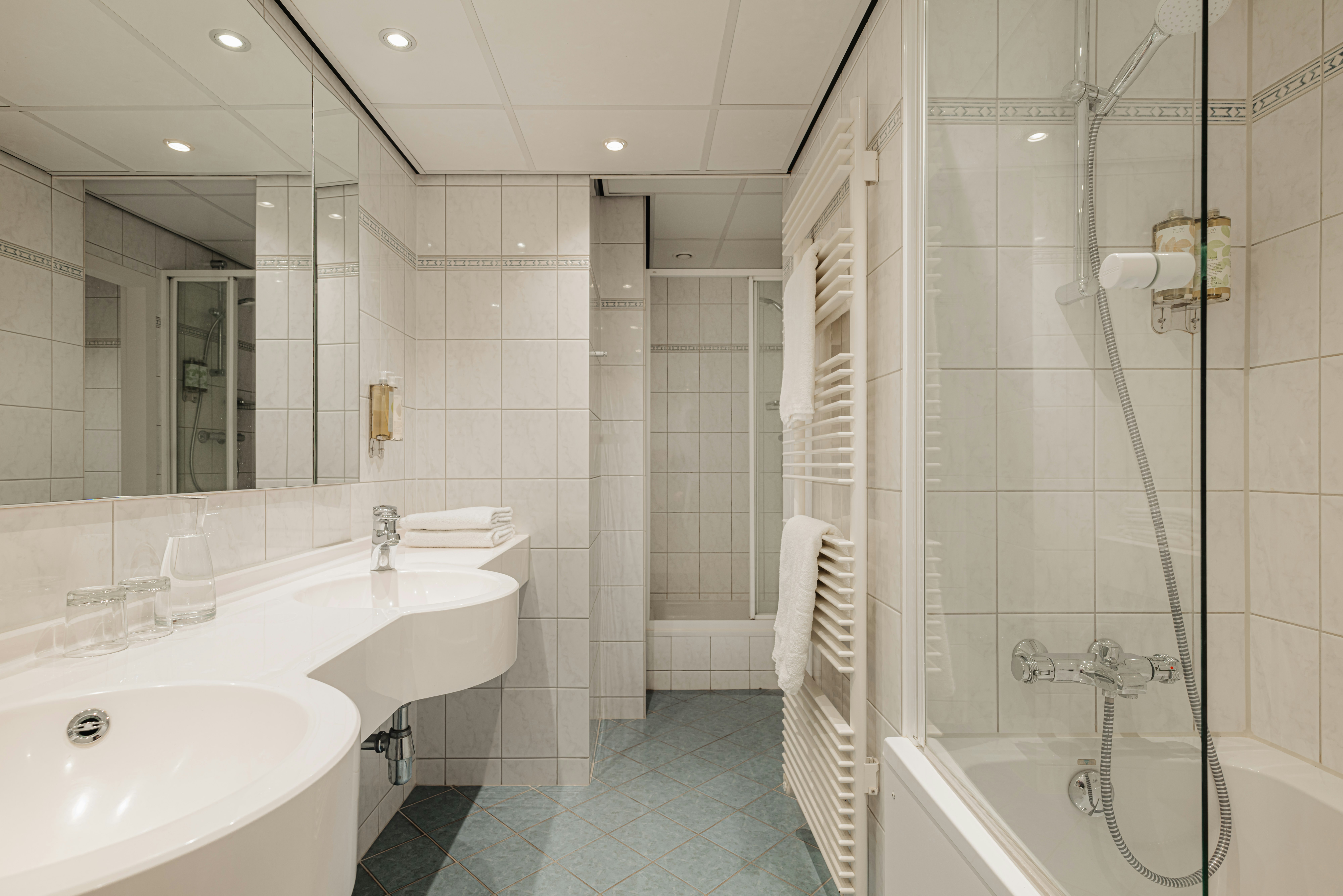 Junior Suite 1 Double Bed 1 Sofabed، Leonardo Hotel Den Haag Babylon 3/3