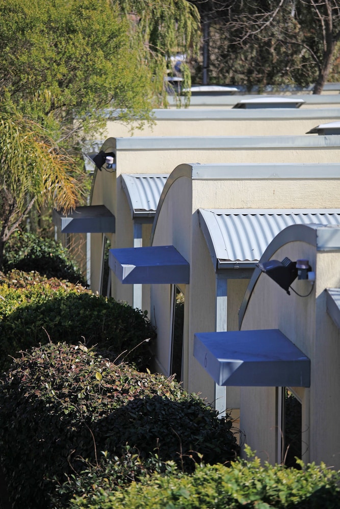 TRAVELLERS MOTOR VILLAGE 43/50