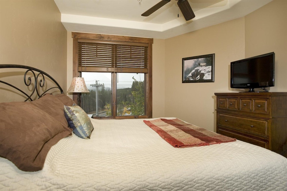 Crystal Peak Lodge 14/74