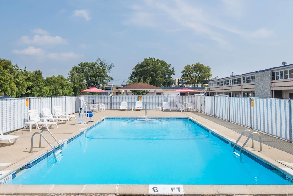 Days Inn by Wyndham Hicksville Long Island 12/20