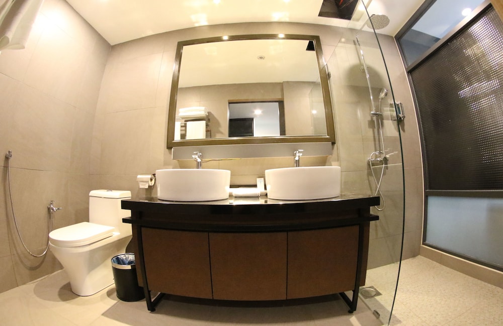 Bedrock Hotel 50/50