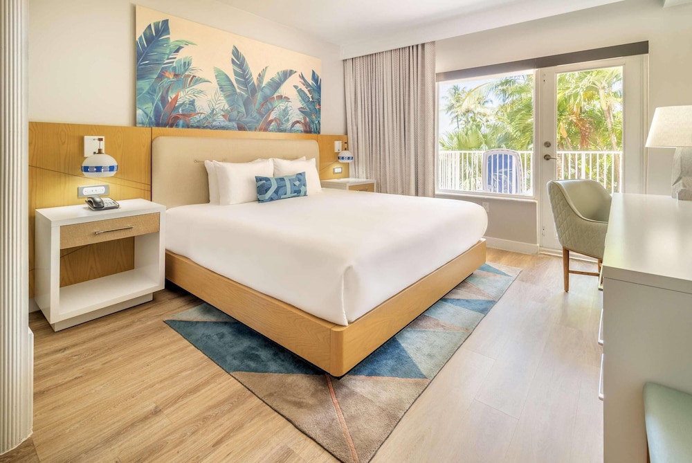 SUITE, KING BED, POOL VIEW, BALCONY