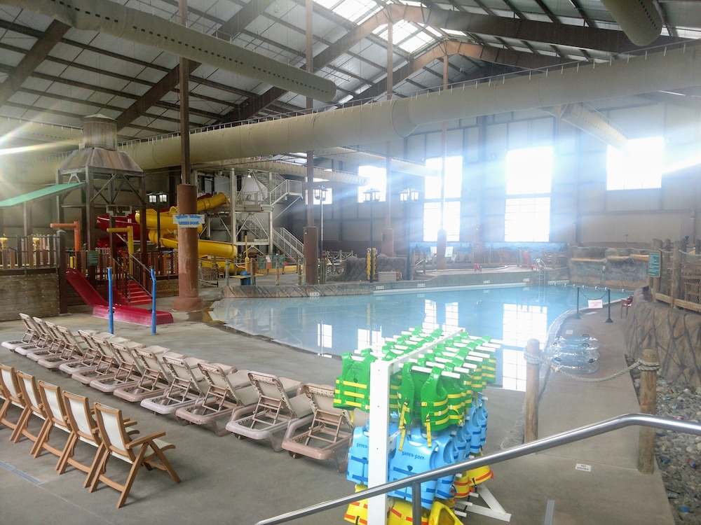 Hope Lake Lodge Indoor Waterpark 38/50
