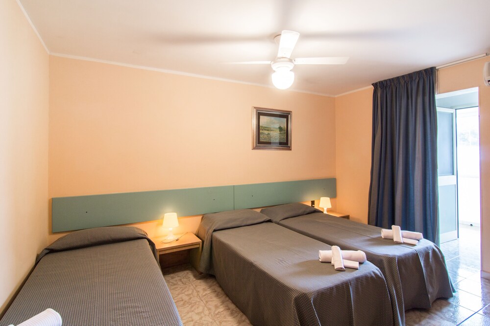 ROOM, TRIPLE