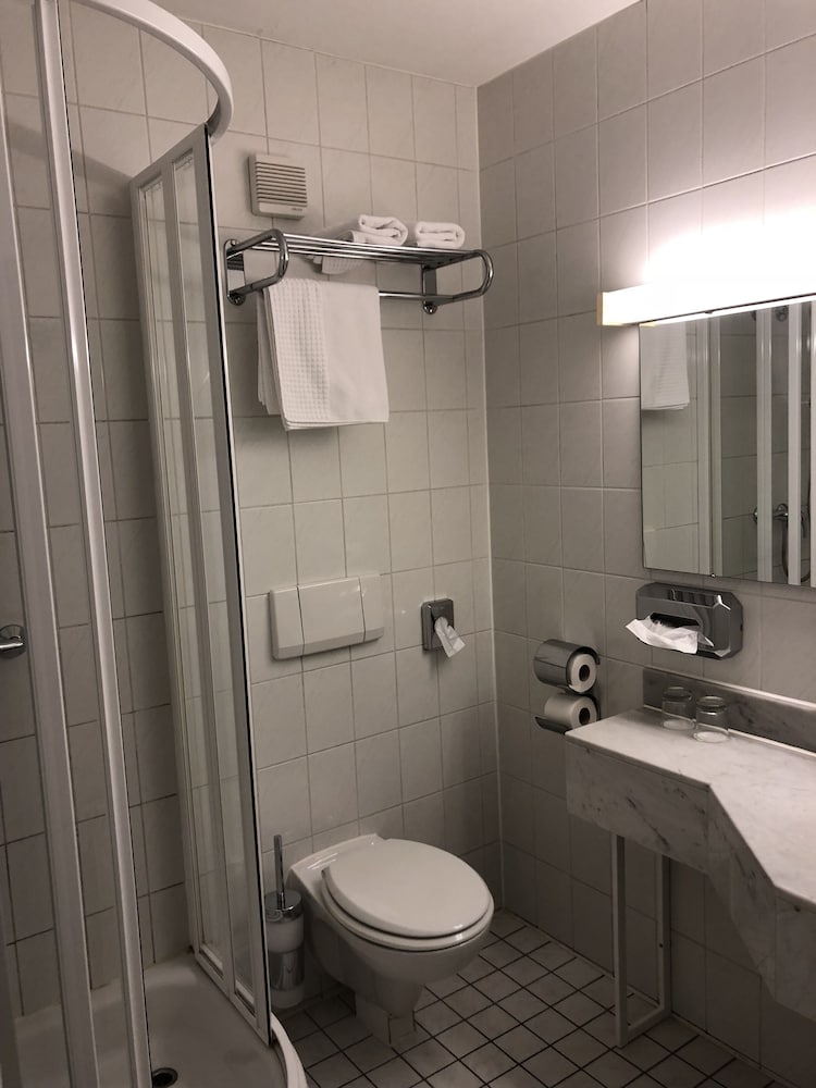 Hotel Attache 9/30