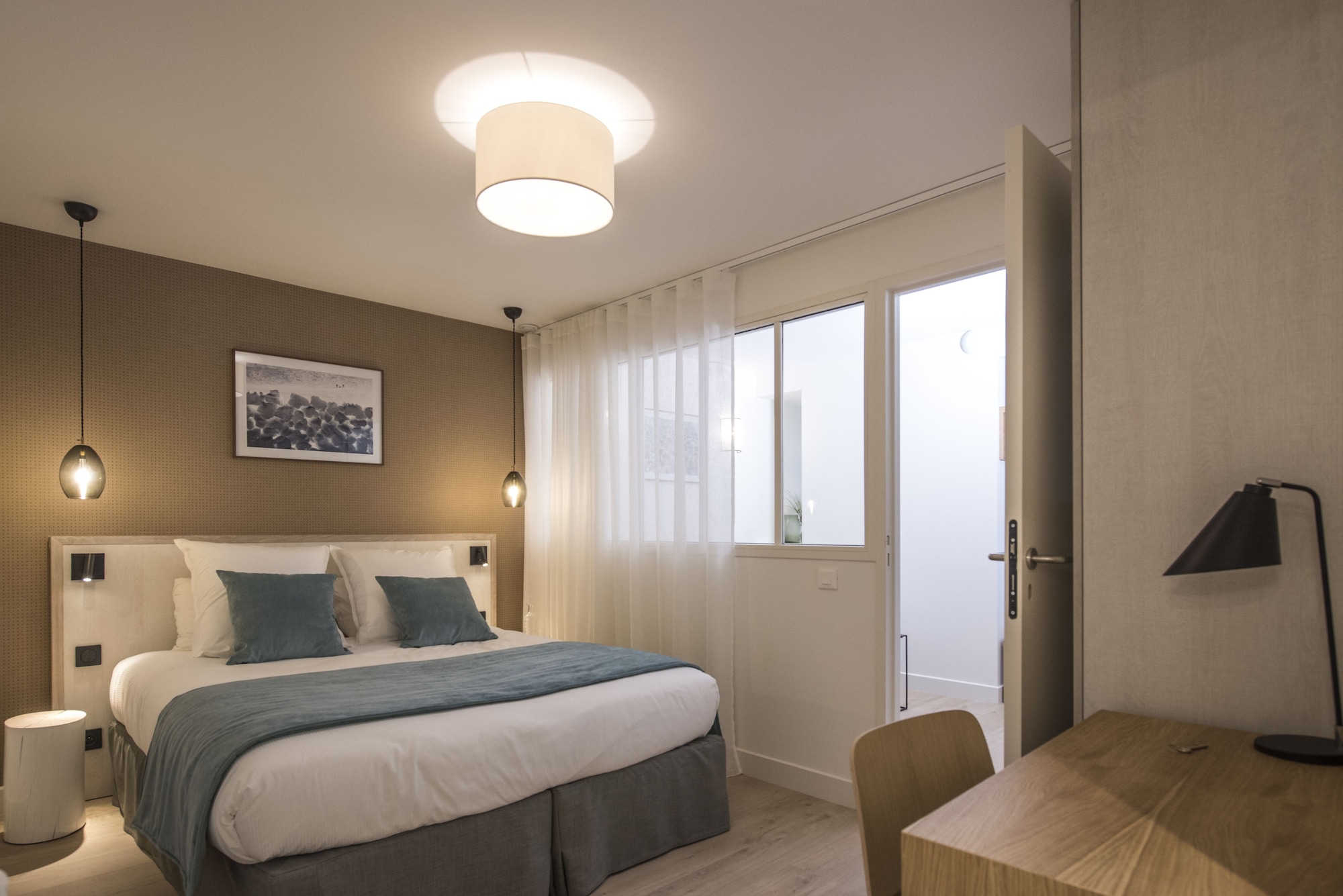 1 BEDROOM, APARTMENT, QUEEN BED, SOFA