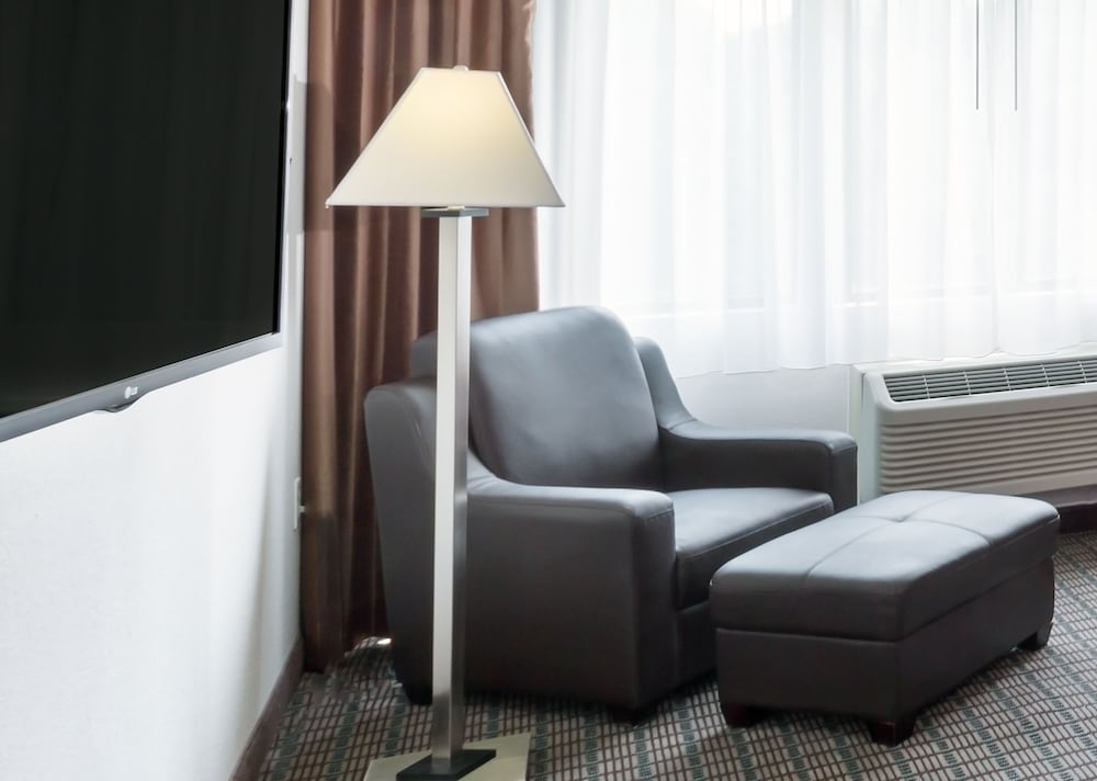 Clarion Hotel & Suites BWI Airport North 38/62