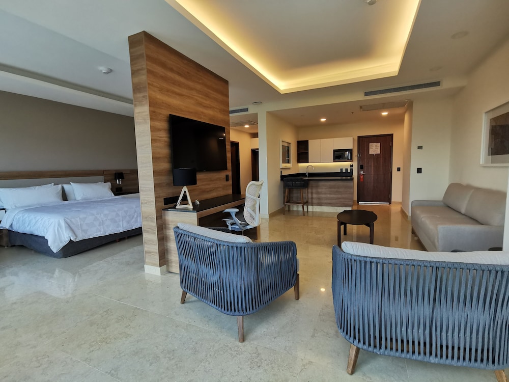 Holiday Inn and Suites Puerto Vallarta Marina and Golf 10/78