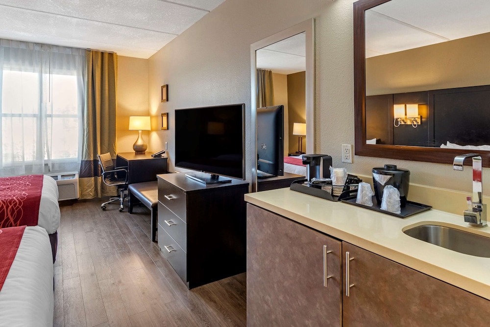 Comfort Inn & Suites Near Six Flags GA 31/38