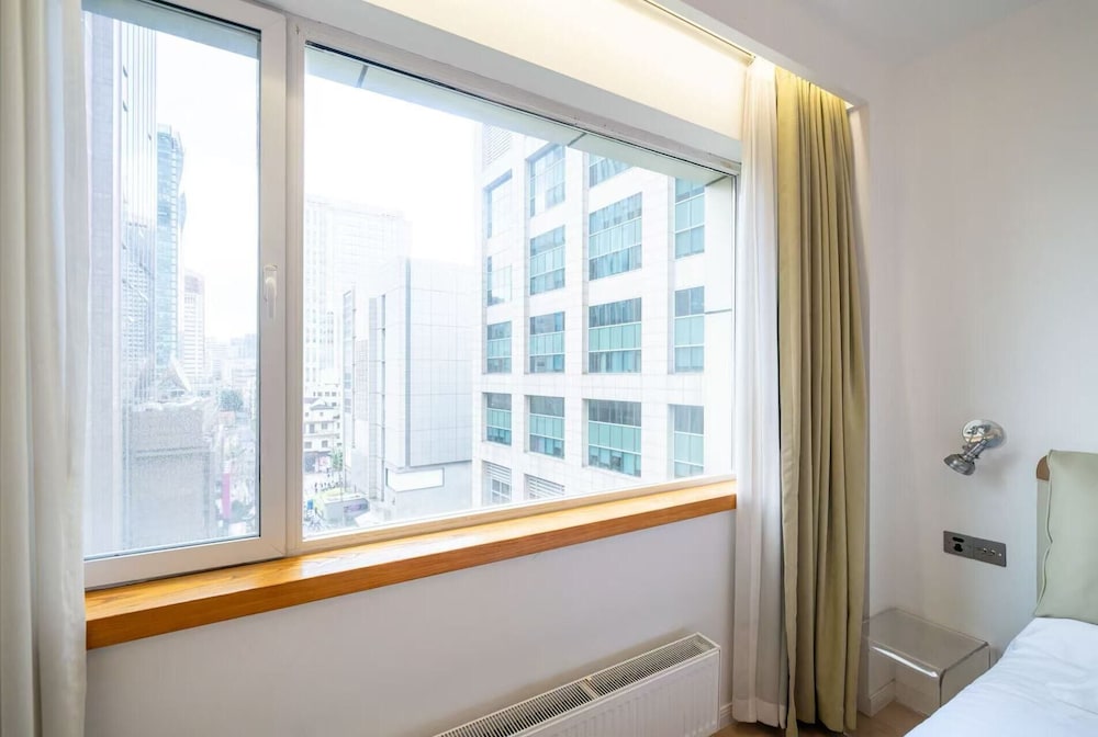 Senior, Apartment, 2 Queen Beds، Book and Bed-People's Square 5/10