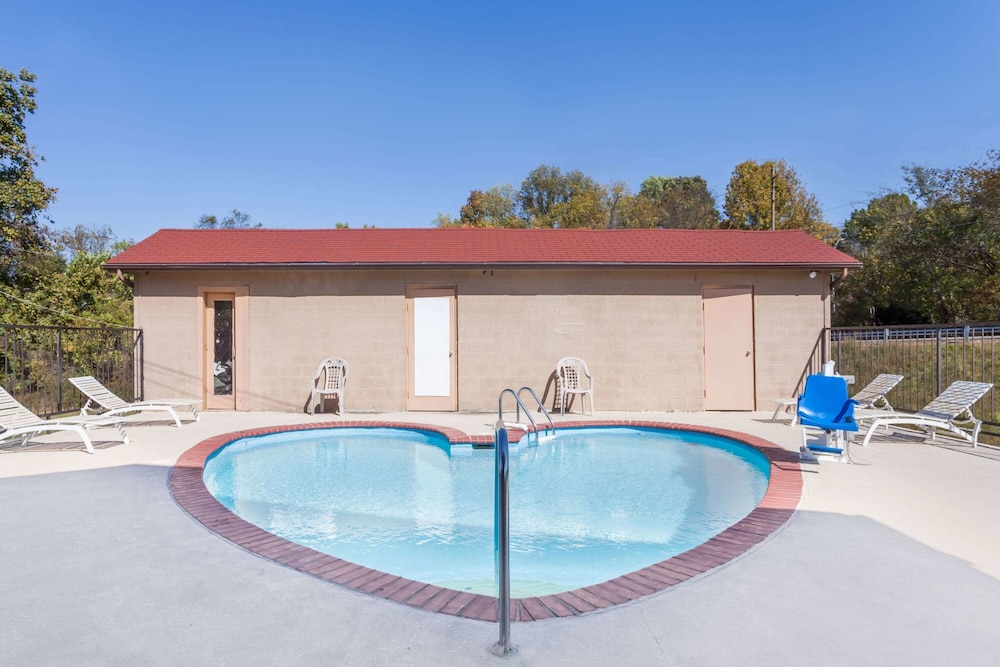 Travelodge by Wyndham Clarksville 1/11