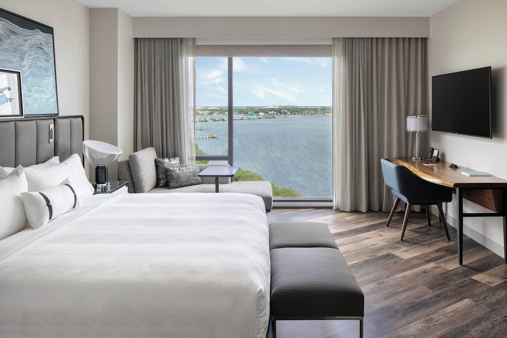 STANDARD, KING BED, BAY VIEW, ACCESSIBLE