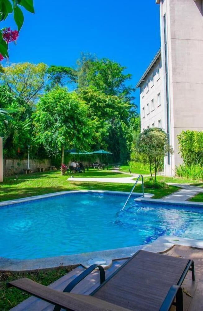Gardenia Inn Hotel 65/67