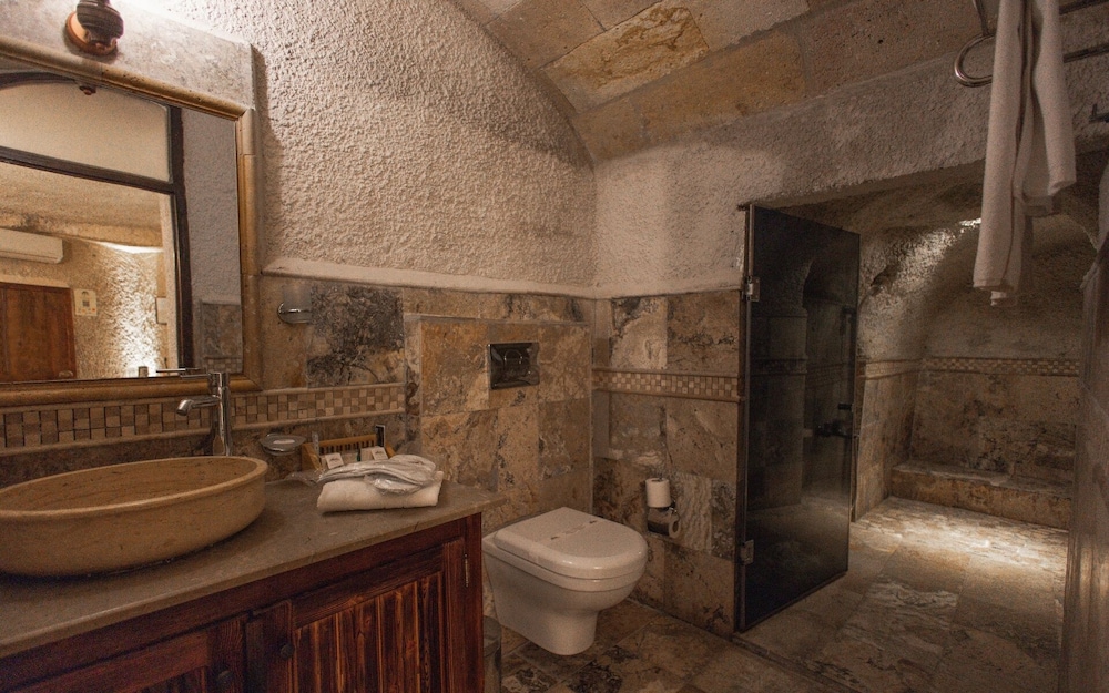 Maccan Cave Hotel 67/70