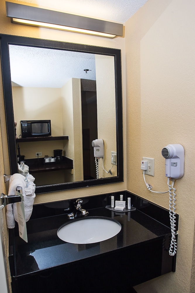 Fairfield Inn Suites Boston Milford 8/24