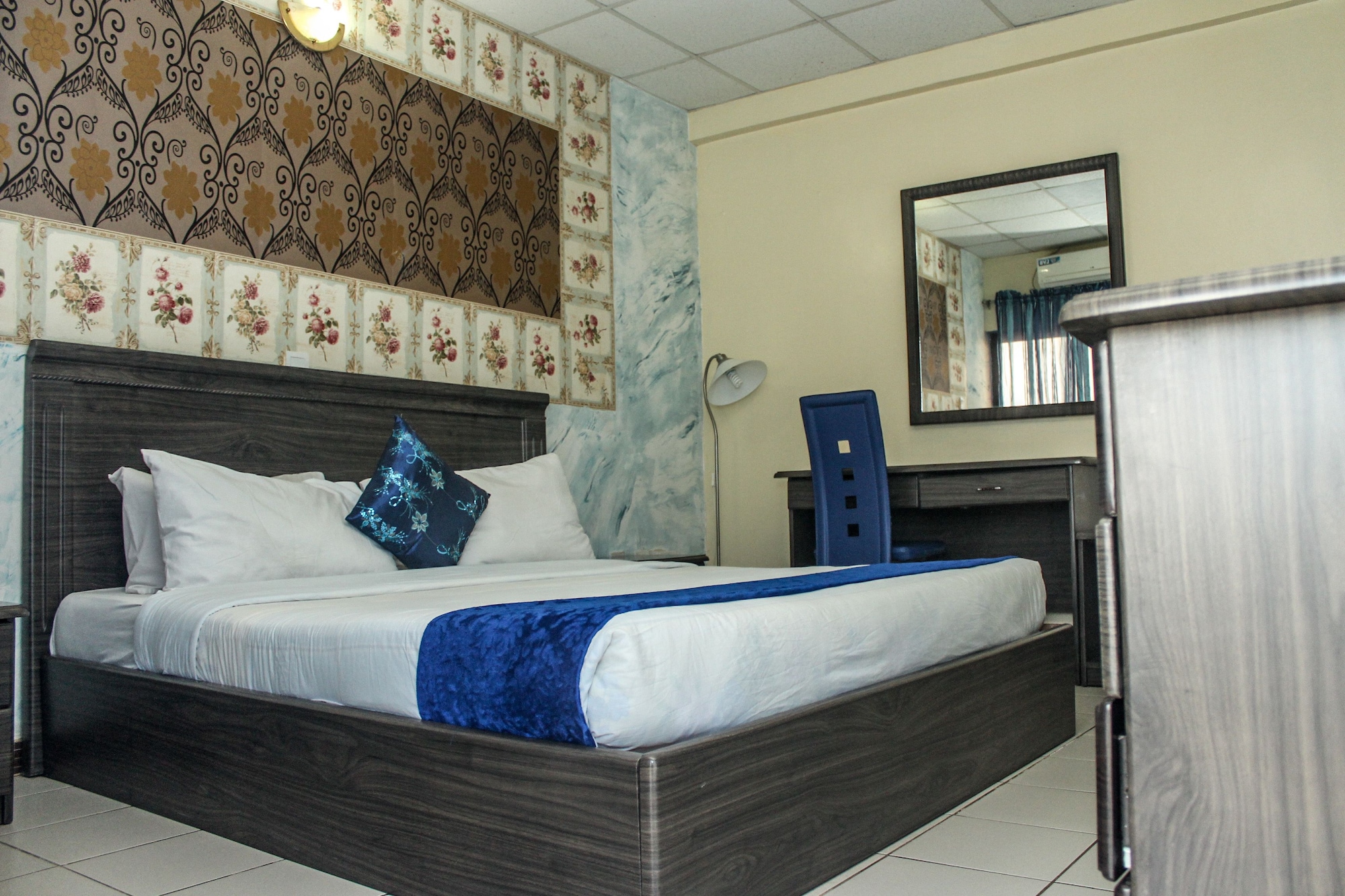 جناح فاخر بسرير كوين