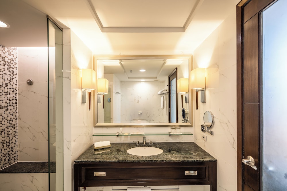 Club, Executive, King Bed, Quest Plus Conference Center, Manila 5/5