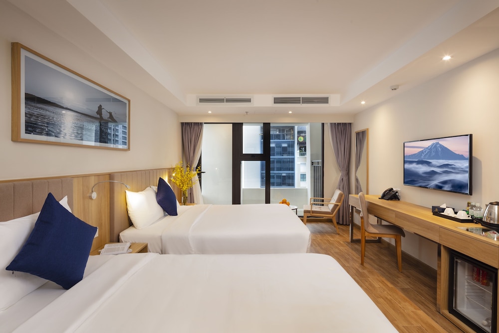 DELUXE, TRIPLE, BALCONY
