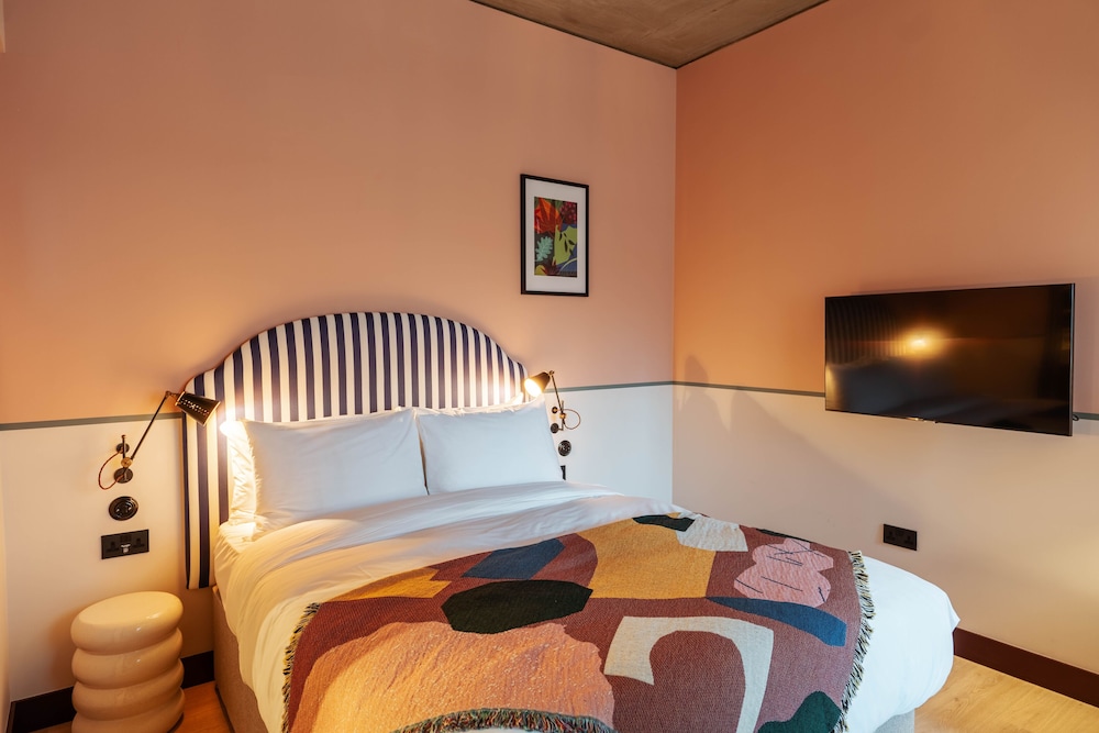 Compact, Studio, Double Bed، Second Nature Chiswick 3/5
