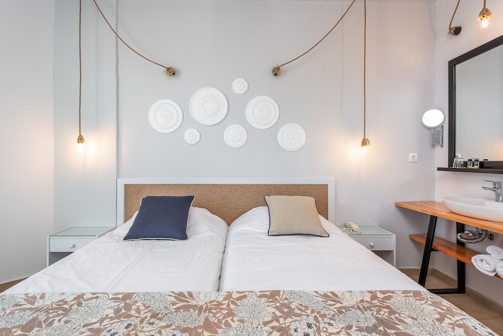 CLASSIC, DOUBLE OR TWIN BED, PARTIAL SEA VIEW