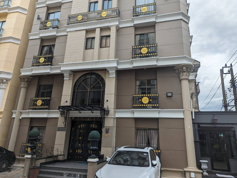 The Star Of Sathorn 2/50