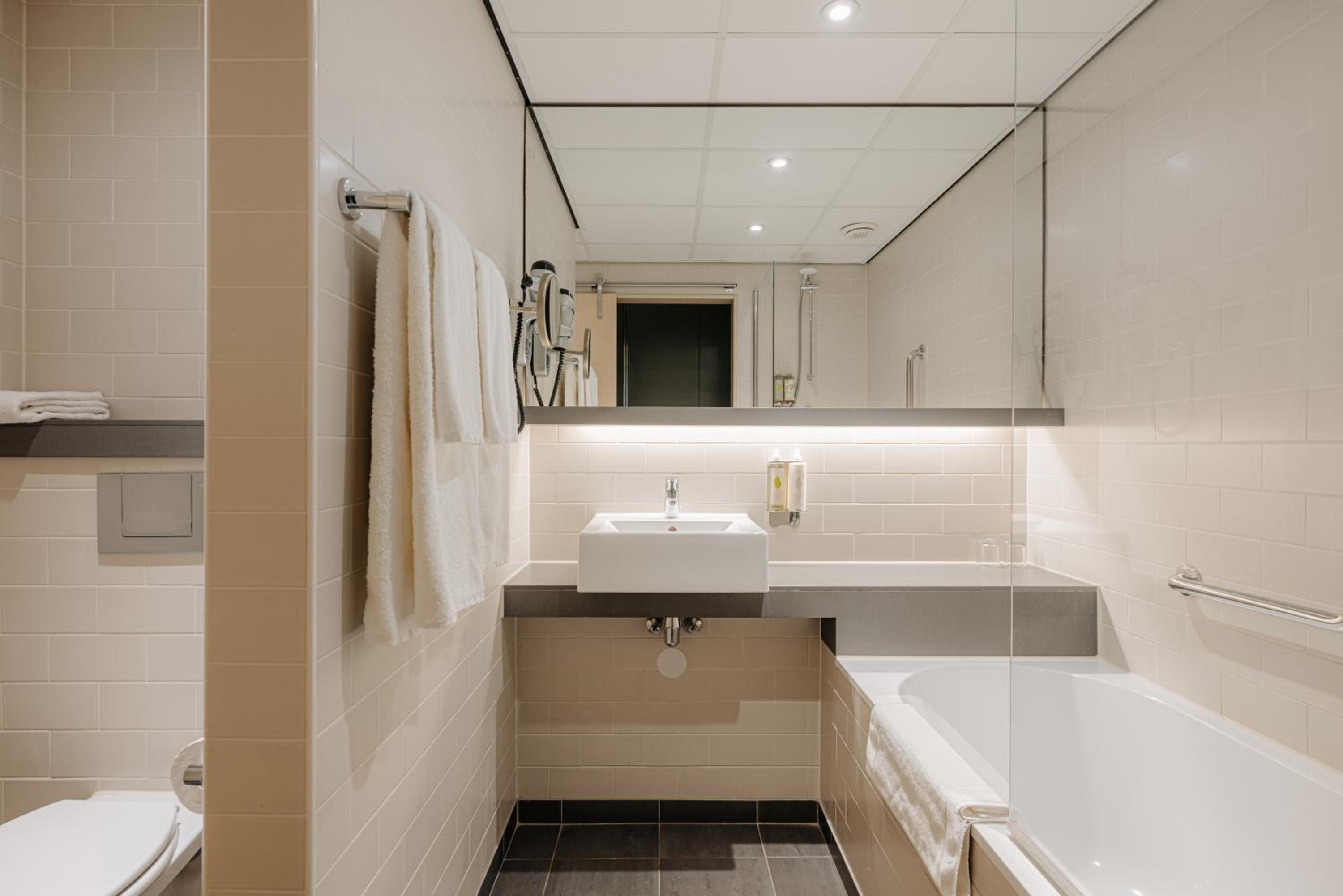 غرفة سوبيريور بسرير كينج، Leonardo Hotel Den Haag Babylon 3/4