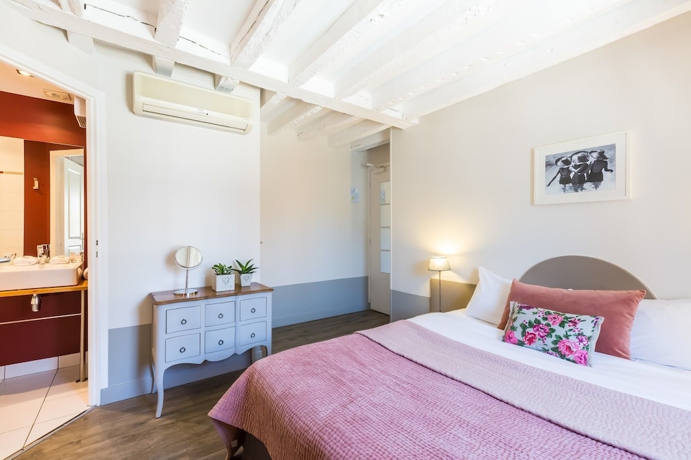 DELUXE, DOUBLE BED, BATHTUB