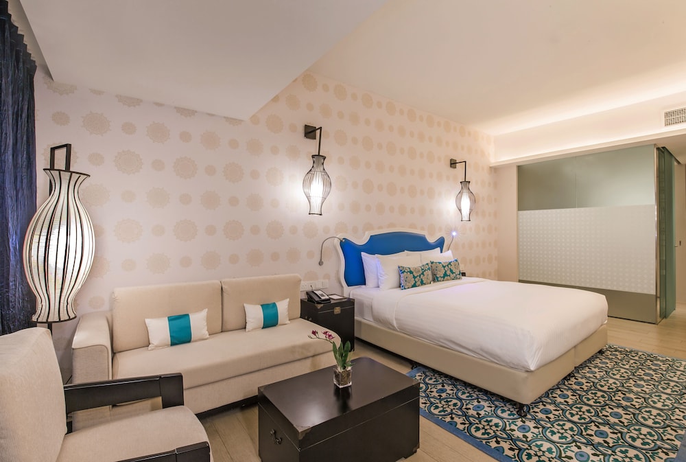 CLUB, SINGLE, KING BED