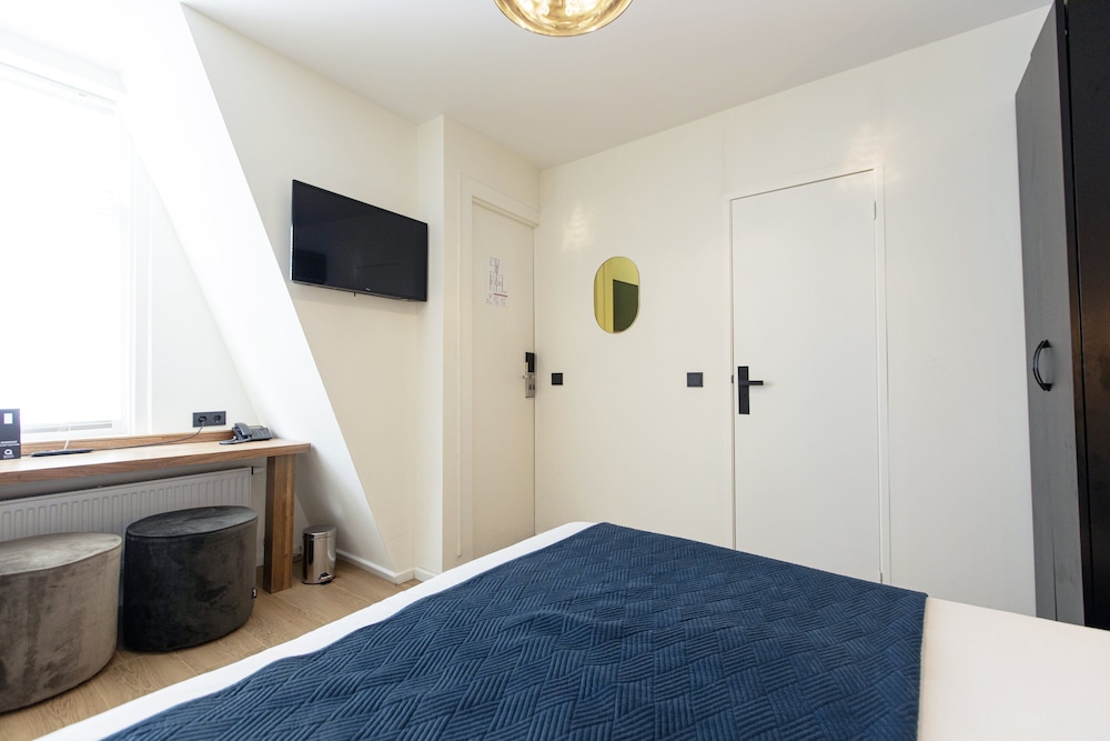 QUENTIN GOLDEN BEAR HOTEL 37/74
