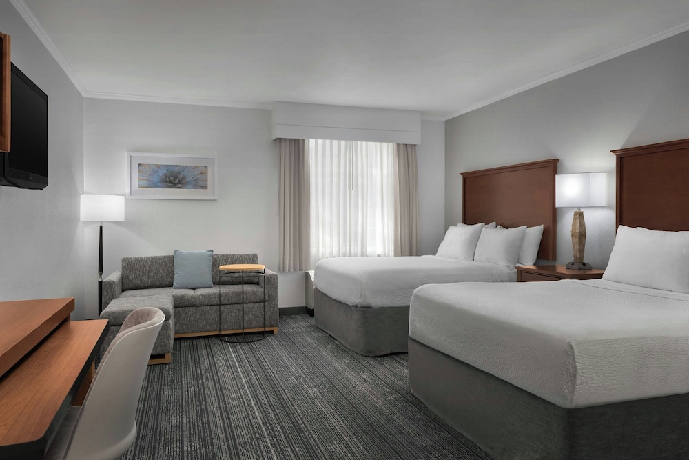 Suite, 2 Queen Beds, Sofa, Accessible