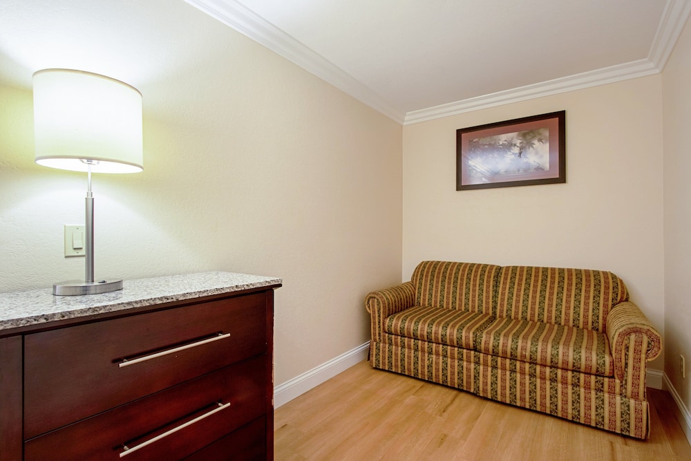 Red Roof Inn & Suites Monterey 12/35