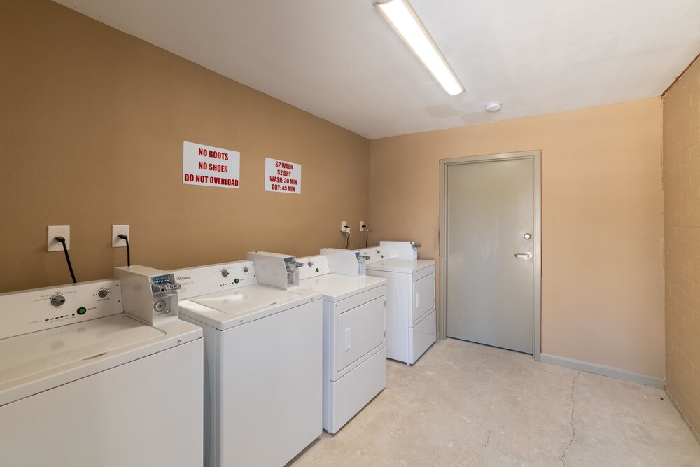 Budget Inn & Suites 10/56