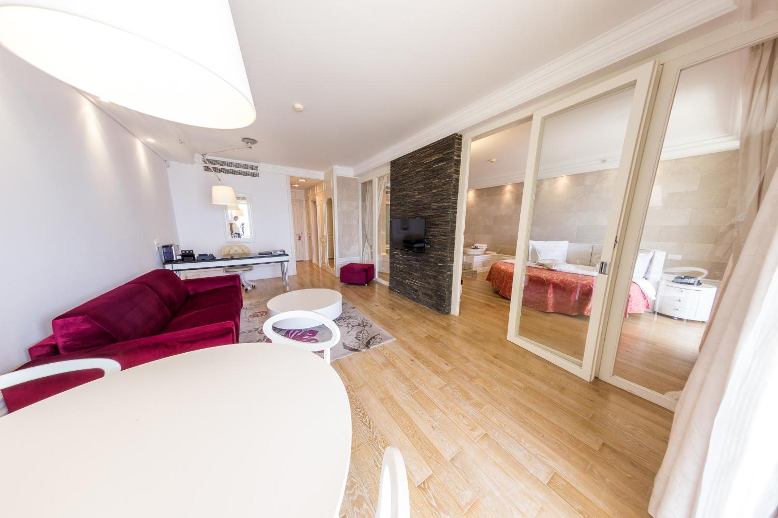Deluxe, Suite