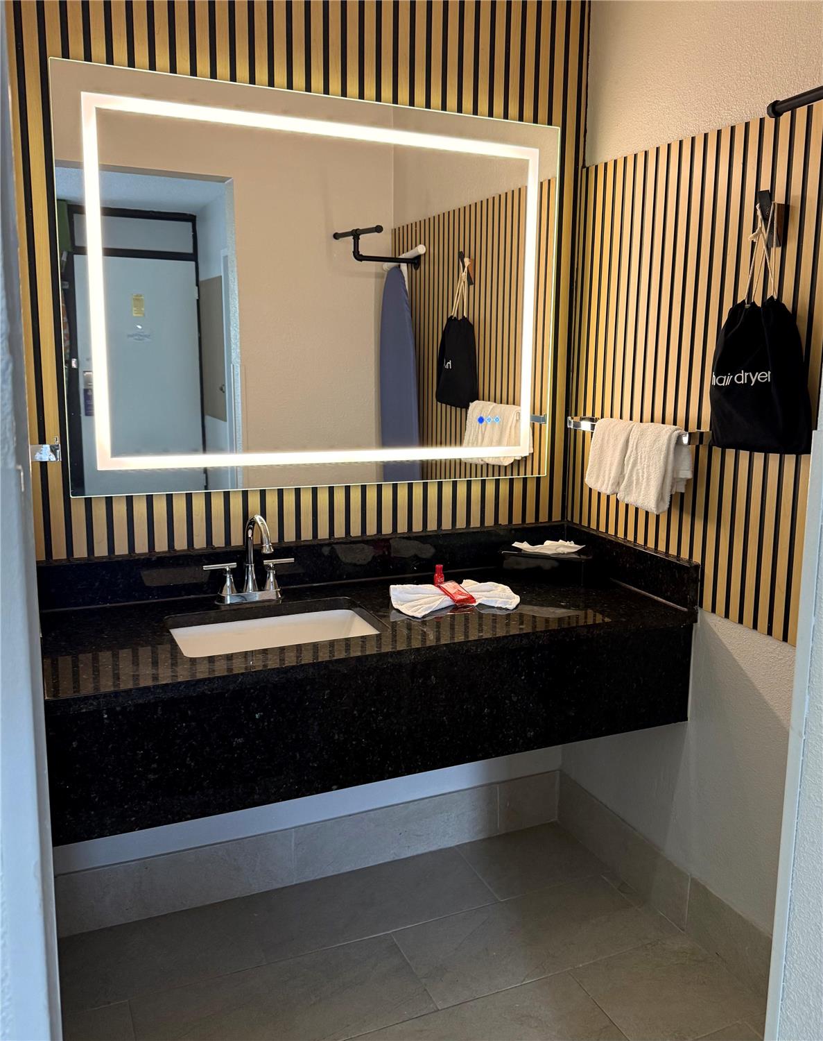 جناح بسرير كينج بغرفتين مع أريكة بمنطقة جلوس بحوض جاكوزي، SureStay by Best Western Irving Grapevine DFW North 2/2