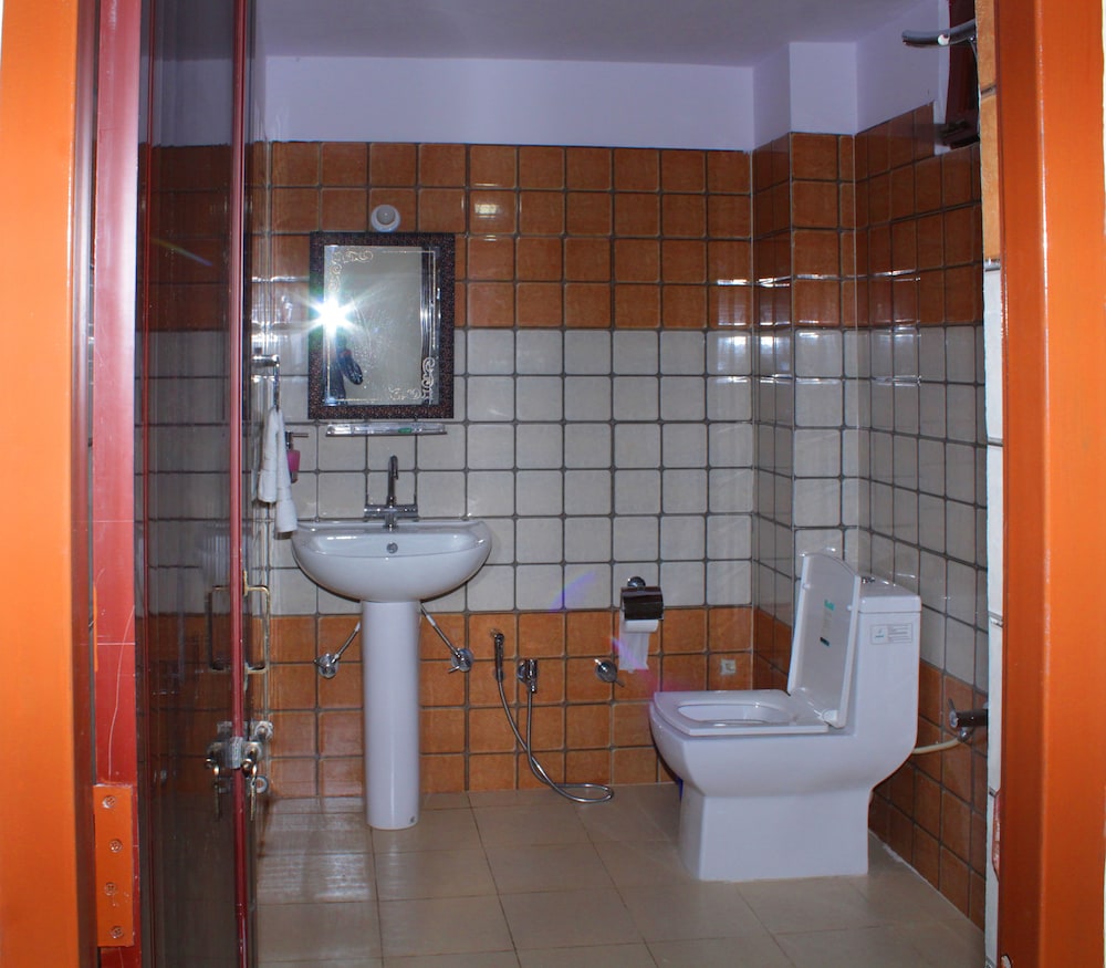 Yatrik Inn 53/56