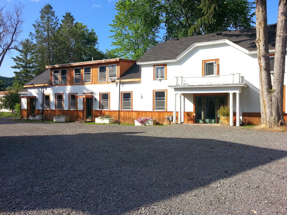 The Lake House Townhouses thumb 2