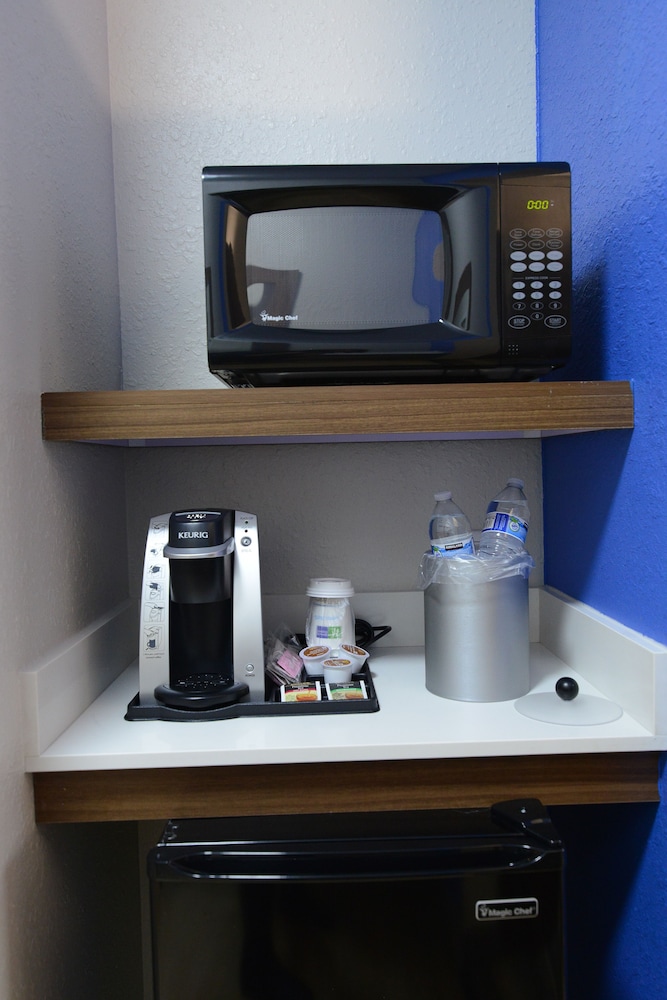 Holiday Inn Express And Suites Chicago North Shore Niles 28/57