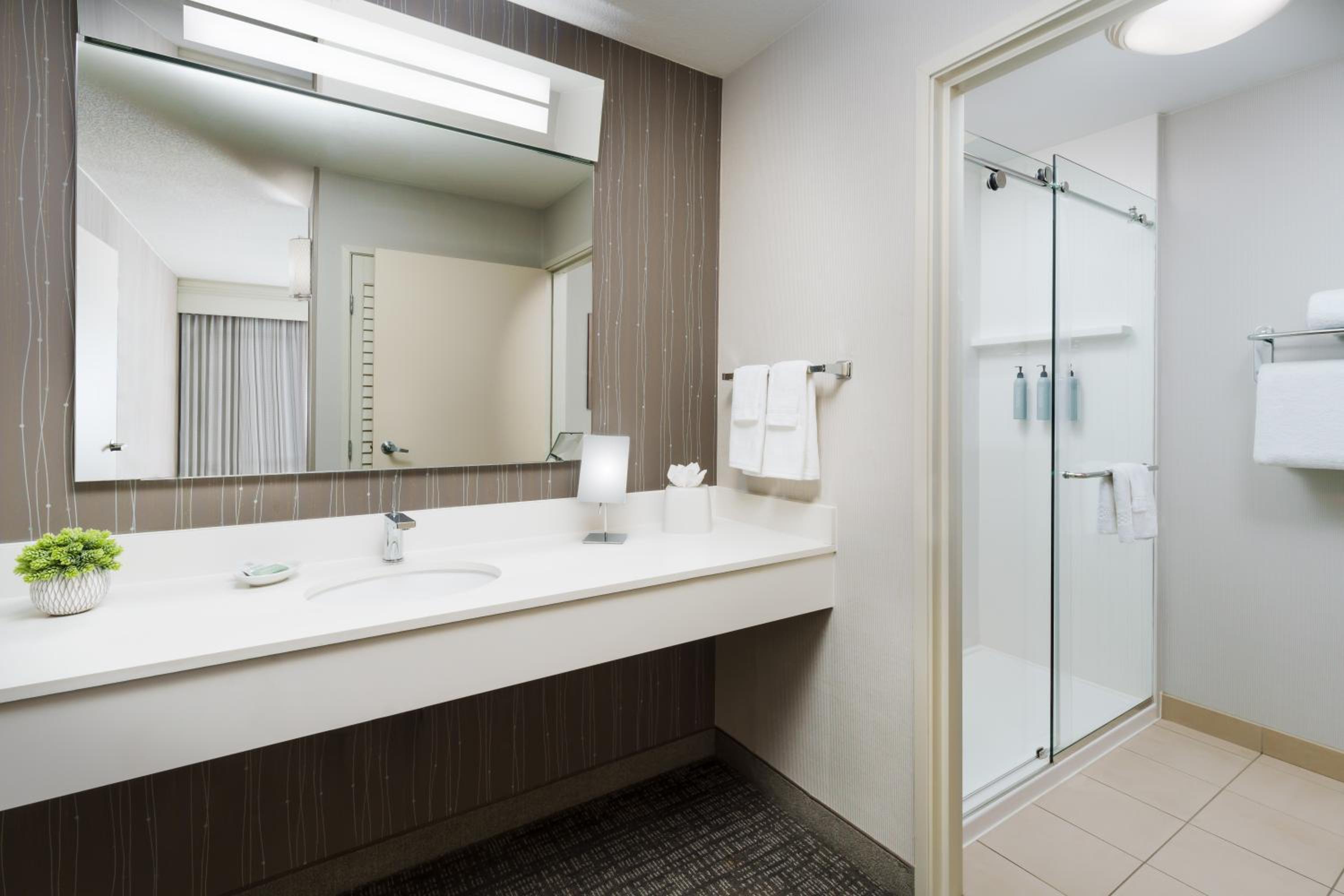 غرفة بسرير كينج مع أريكة في طابق مرتفع، Courtyard by Marriott Roseville Galleria Mall/Creekside Ridge Drive 9/14